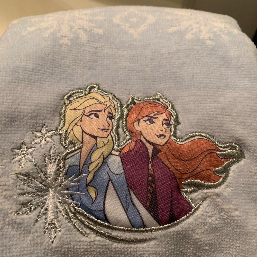 REDUCED!! NWT Disney's Frozen 2 Anna & Elsa Hand Towel